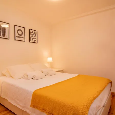 Charming & Peaceful Family Flat Лиссабон